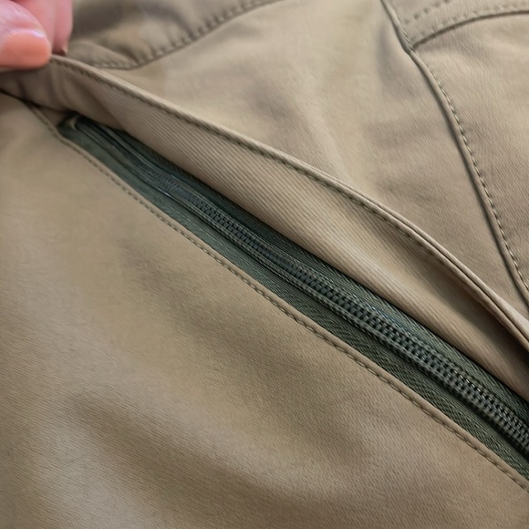Patagonia Olive Green/Tan Pants—Many Zippered Pockets—Like New Condition—38 - Picture 12 of 12